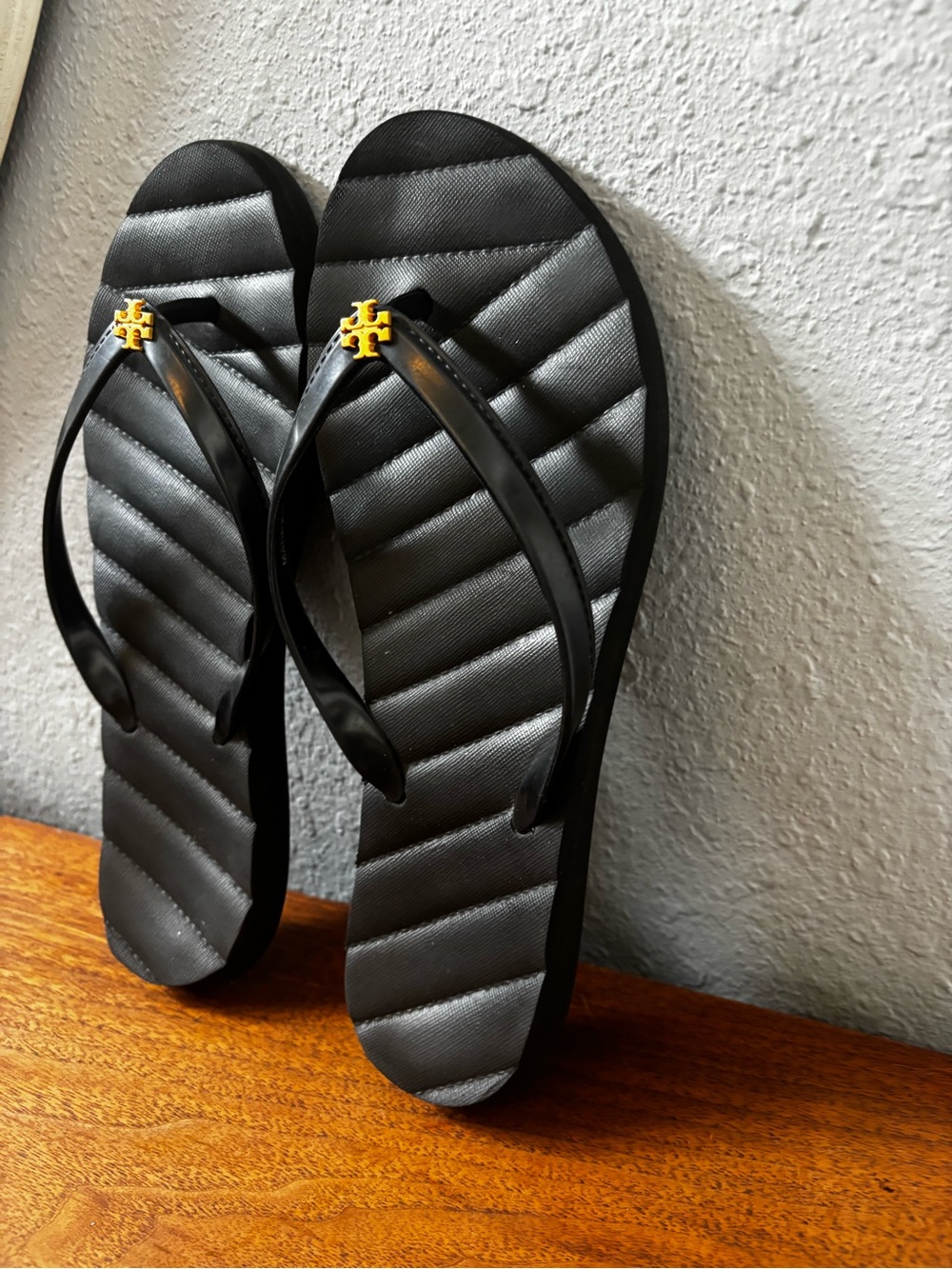 Tory Burch Kira flip-flop sandals in perfect black and gold (9) - Picture 4 of 11
